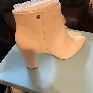 Antonio Melani Cream Boots size 8.5. Never Worn